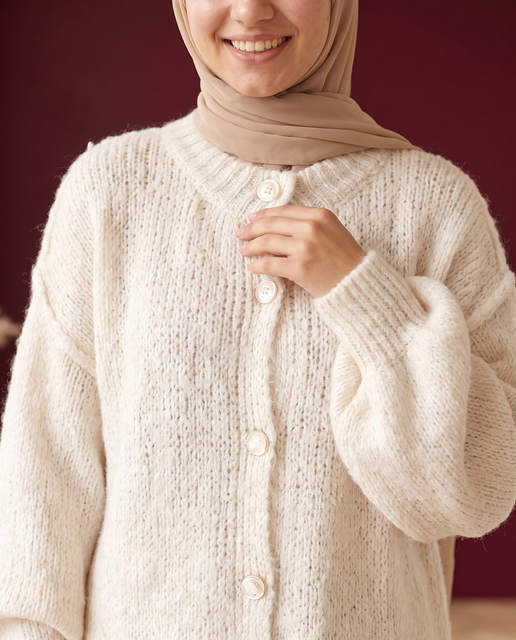 Oversize Strickcardigan Creme – Detail Strick und Knöpfe