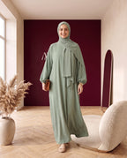 Crinkle-Abaya mit Schal Salbeigrün – in Bewegung