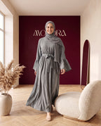 Abaya mit Gürtel und Volantärmeln Dunkelgrau – In Bewegung