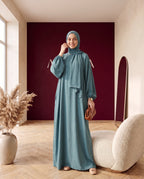Crinkle-Abaya mit Schal Petrol – Dreiviertelansicht