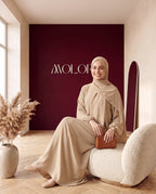 Crinkle-Abaya mit Schal Sand – sitzend