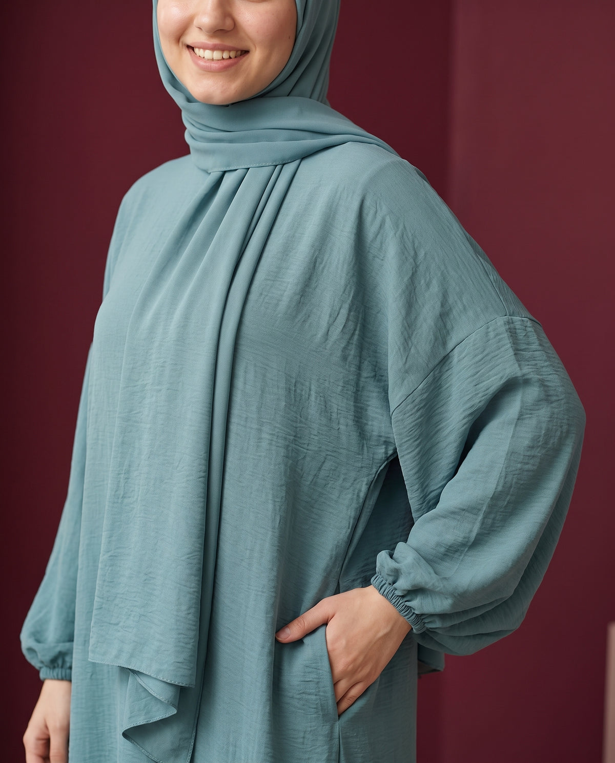 Crinkle-Abaya mit Schal Petrol – Detail Stoff und Ärmel