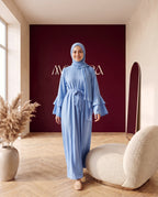 Abaya mit Gürtel und Volantärmeln Jeansblau – In Bewegung