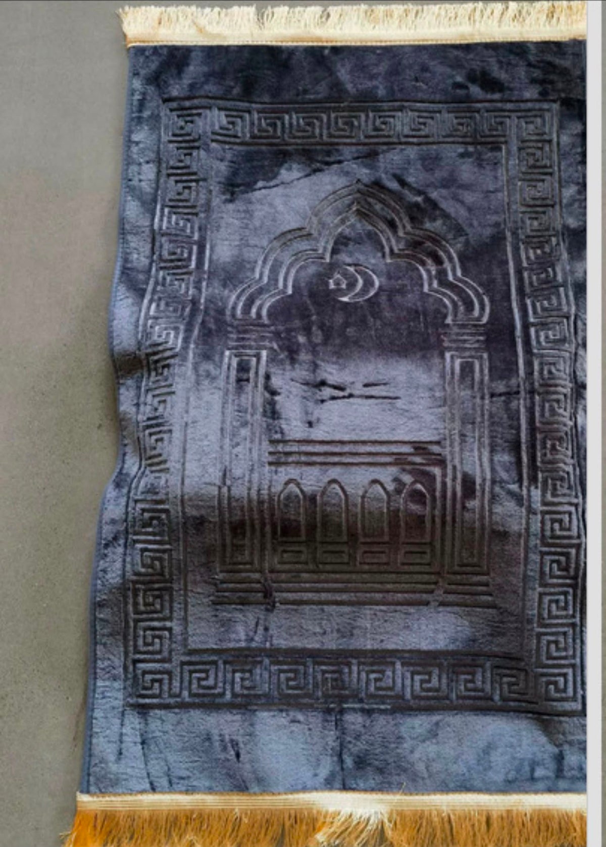 Original Produktfoto – Dunkelgrau mit Mihrab-Prägung und Fransen